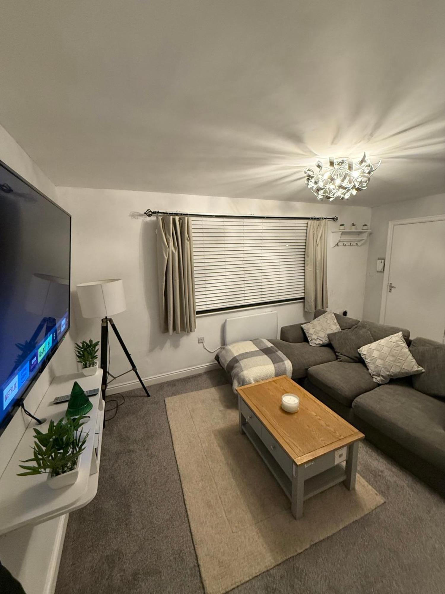 The Airport Flat - Newly Renovated & Free Parking Lägenhet Leeds  Exteriör bild