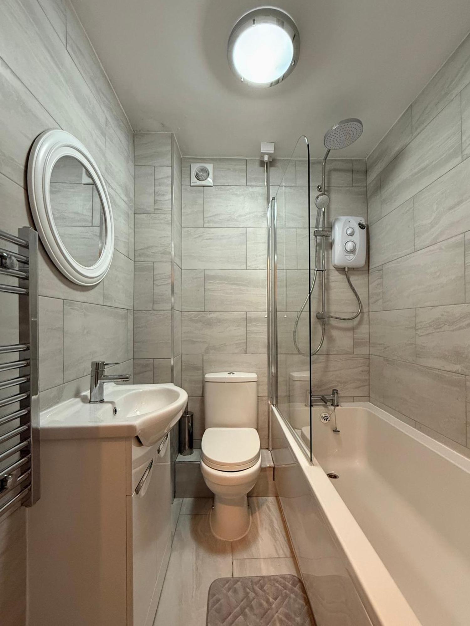 The Airport Flat - Newly Renovated & Free Parking Lägenhet Leeds  Exteriör bild