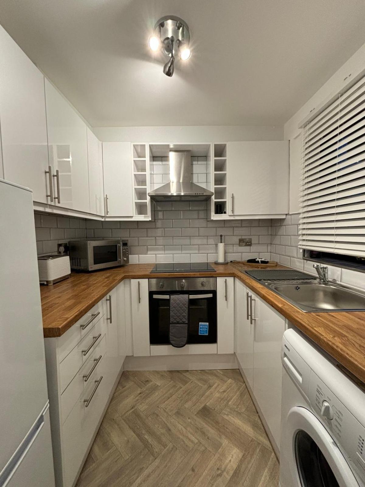 The Airport Flat - Newly Renovated & Free Parking Lägenhet Leeds  Exteriör bild