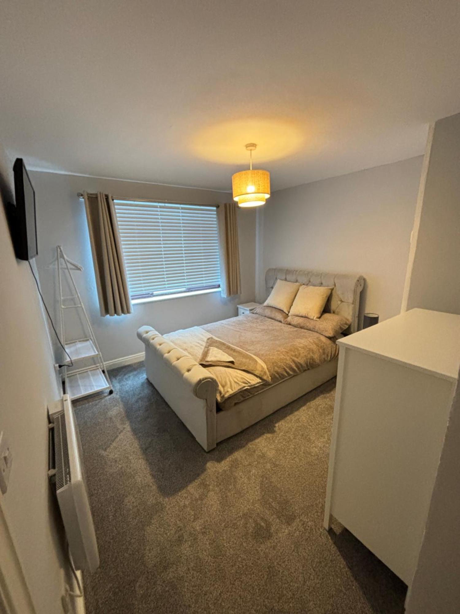The Airport Flat - Newly Renovated & Free Parking Lägenhet Leeds  Exteriör bild